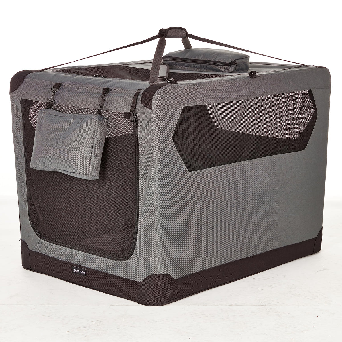 Transportín para perro de Amazon Basics con ventilación de malla, ideal para viajes cortos.