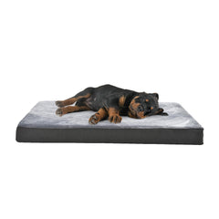 Amazon Basics cama para perros con gel de memoria y funda lavable.
