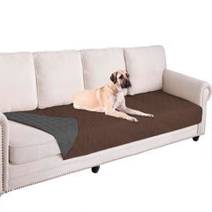 Funda impermeable Ameritex para sofá con perro, protege muebles de manchas y líquidos.