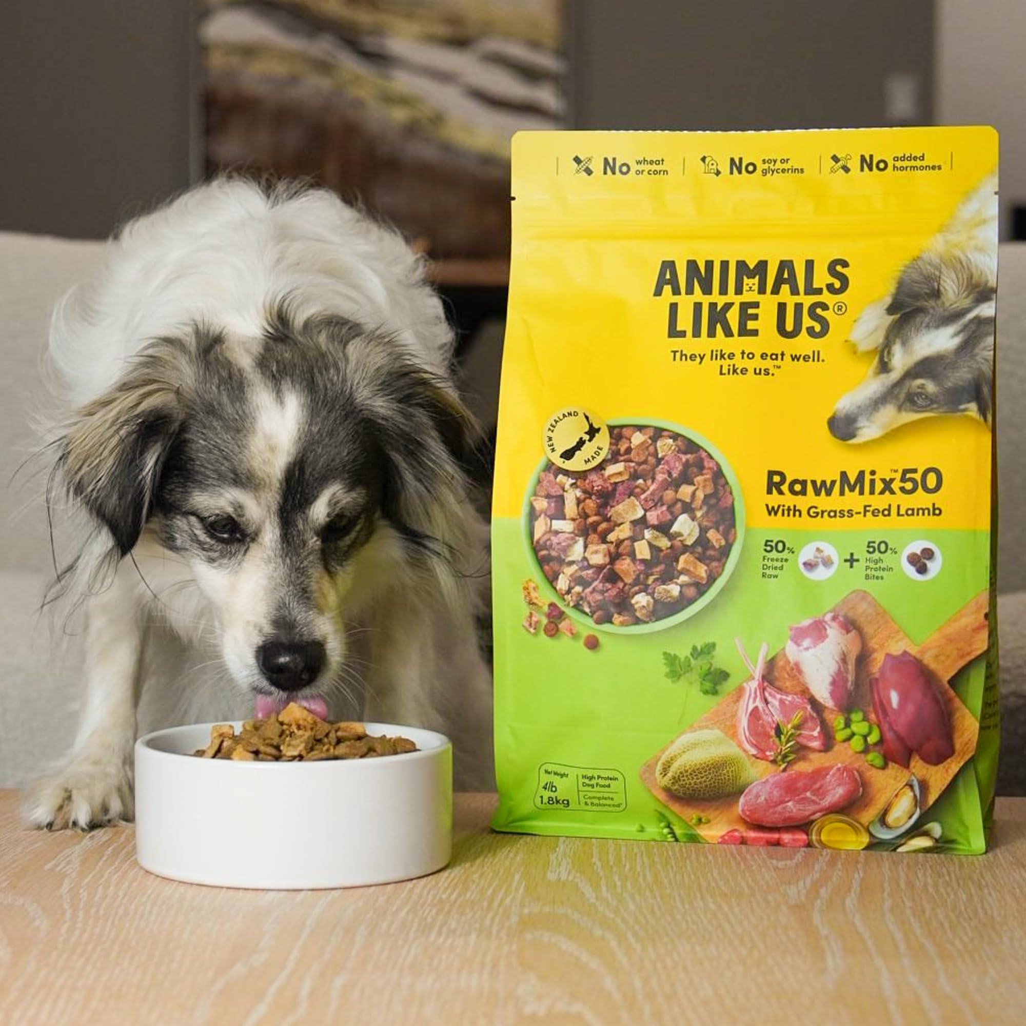 Animals Like Us RawMix50 perro disfrutando la comida, experiencia de sabor natural