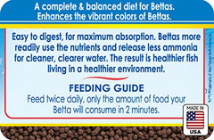 Betta alimentándose con pellets API BETTA FOOD para colores más vivos