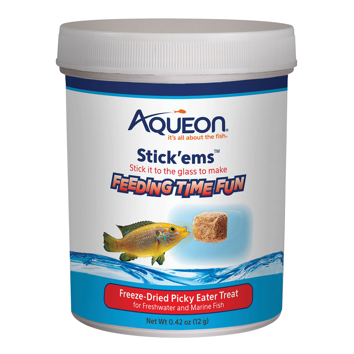 Aqueon Stick’ems fijado al costado del acuario para alimentación interactiva