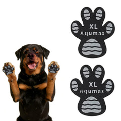 Protector de patas Aqumax antideslizante para perros en suelos lisos.