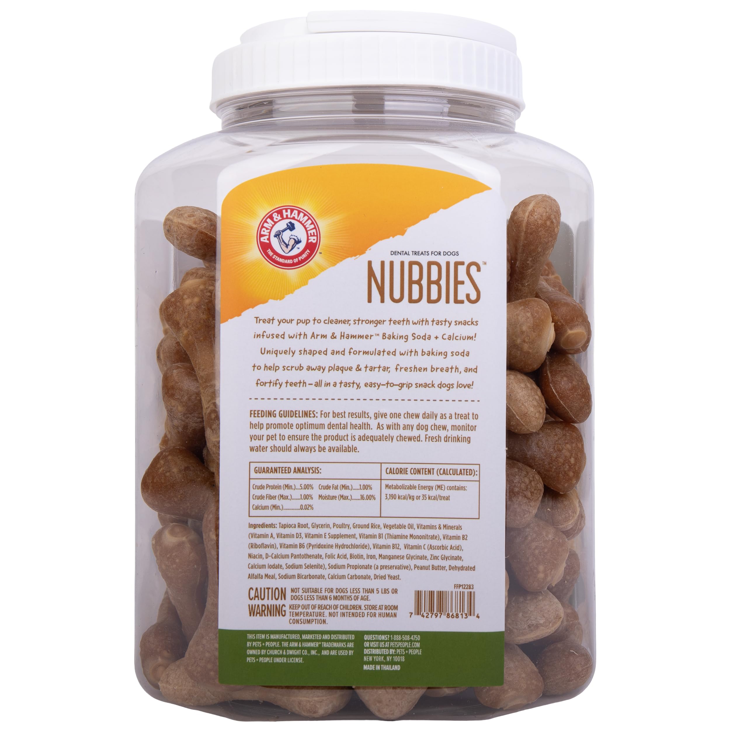 Perro masticando Nubbies en casa como parte de la rutina