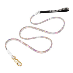 La correa Atiansen con diamantes completos añade brillo elegante a cada paseo.