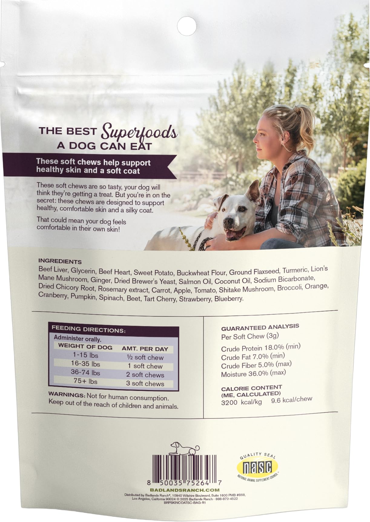 PERRO contento con las golosinas suaves de BADLANDS RANCH