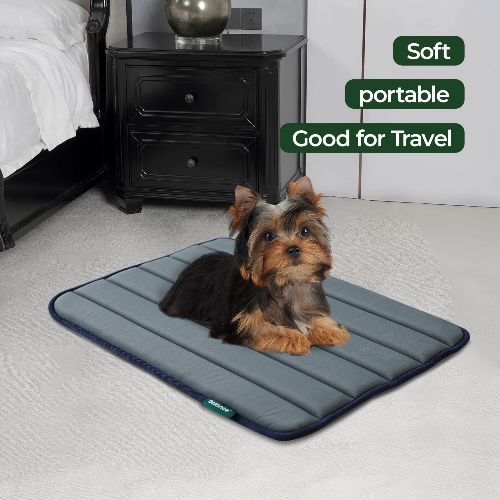 BALANCE Dog Crate Pad, base antideslizante que mantiene estable la cama durante el juego.