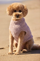 Abertura superior para correa en la sudadera para perro Barefoot Dreams Cozychic.