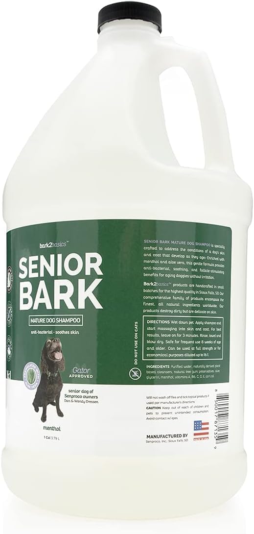 Perro senior recibiendo un baño suave con Bark2Basics Senior Bark Shampoo.