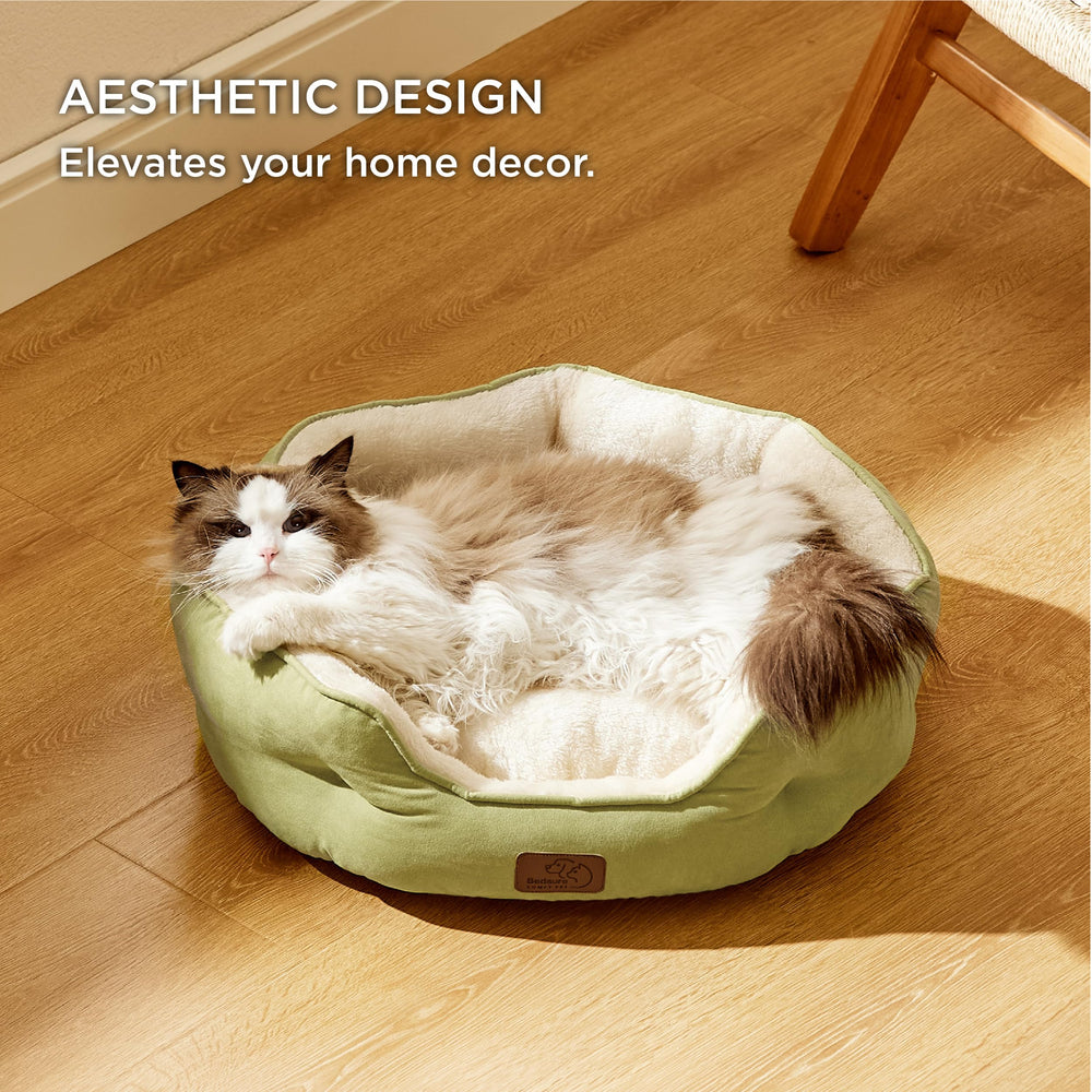 Cama Bedsure para gato interior, versión redonda en verde, ideal para siestas tranquilas.