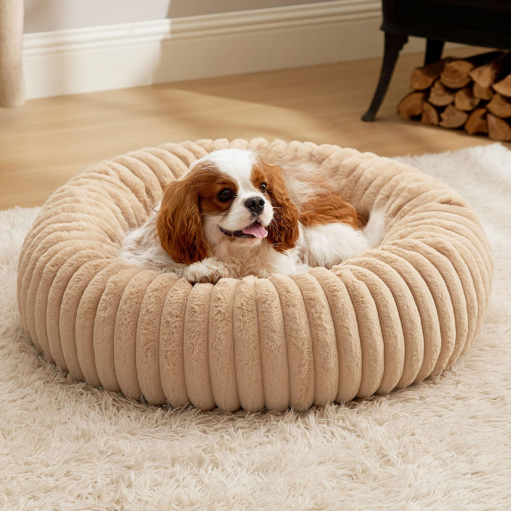 Bedsure ComfyFleece: cama redonda para perros en color arena, proporcionando confort suave.