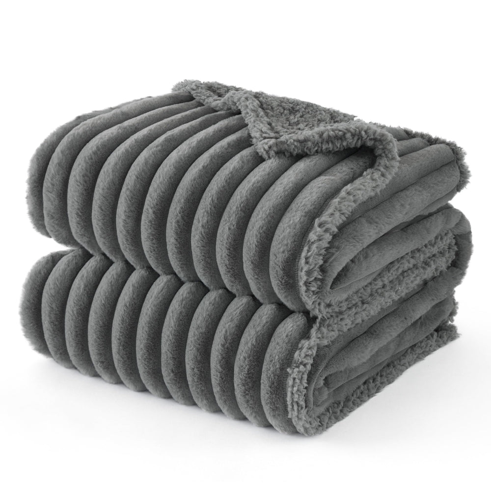 Manta impermeable Bedsure para perros grandes sobre el sofá, protección contra derrames
