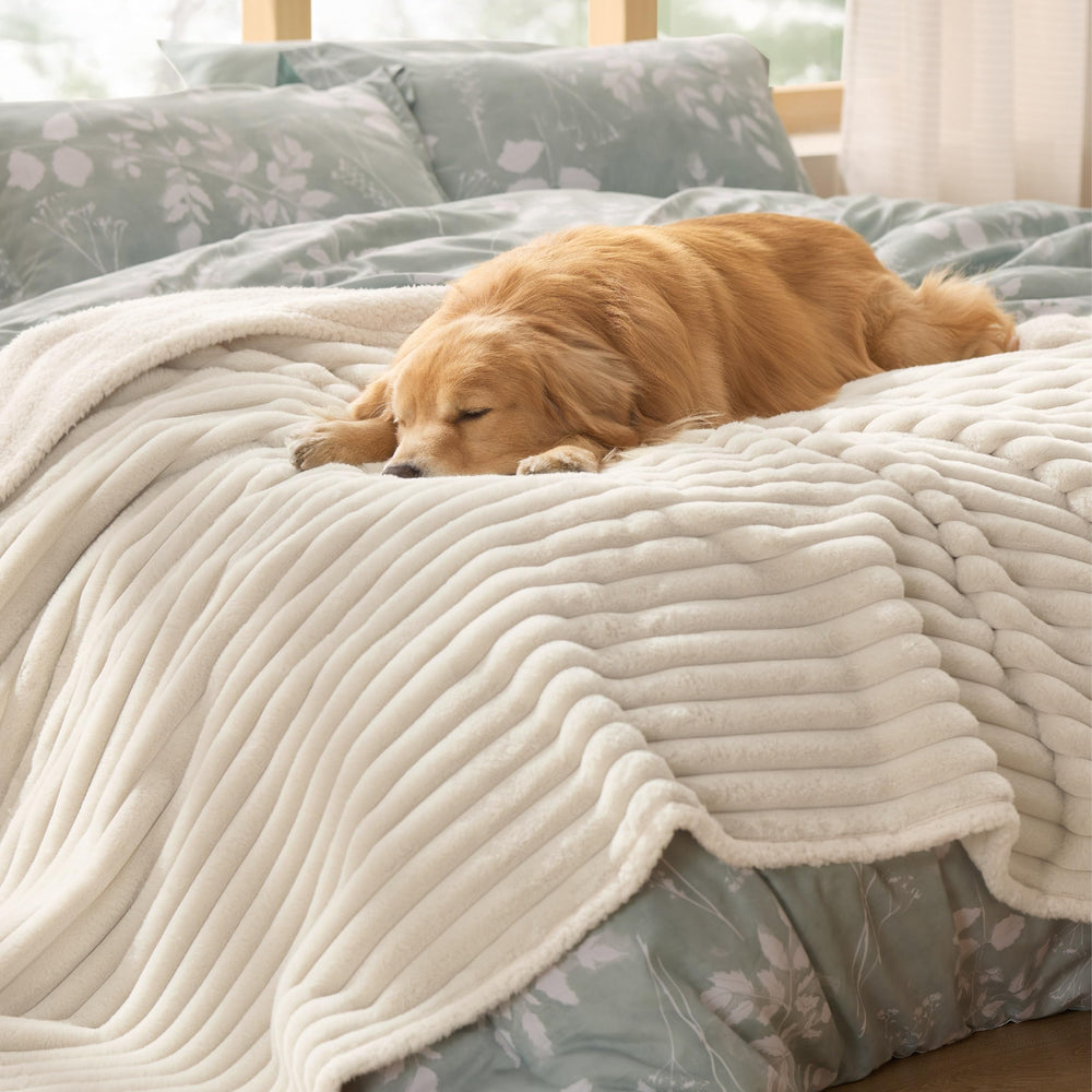 Bedsure ComfyFleece manta impermeable para perro grande, ideal para cama