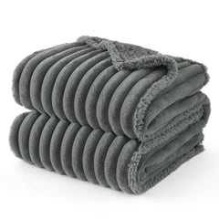 Manta Bedsure ComfyFleece impermeable para perros grandes protegiendo el sofá