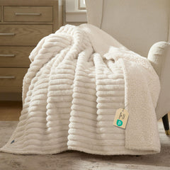 Bedsure ComfyFleece manta impermeable para sofá protege ante derrames y manchas.