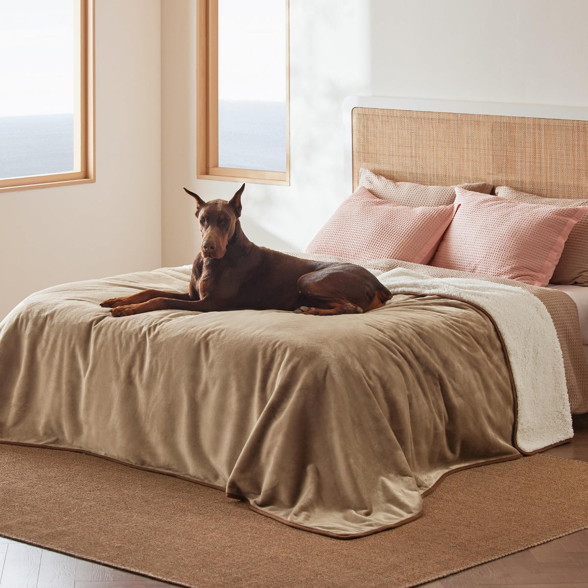 Manta Bedsure impermeable para cama con sherpa, protege contra líquidos y frío.