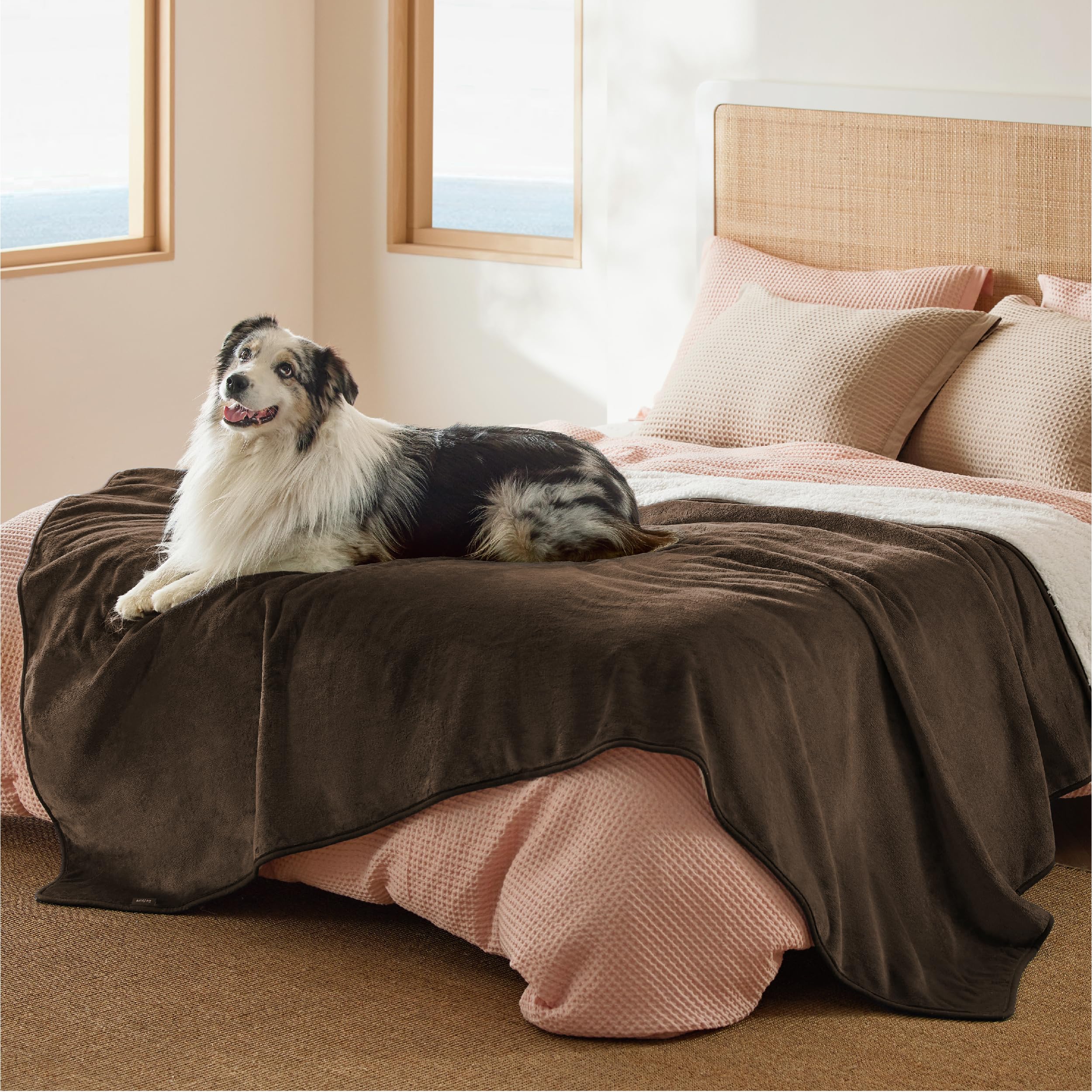 Manta impermeable Bedsure para cama con Sherpa, mantiene la cama seca y cálida.
