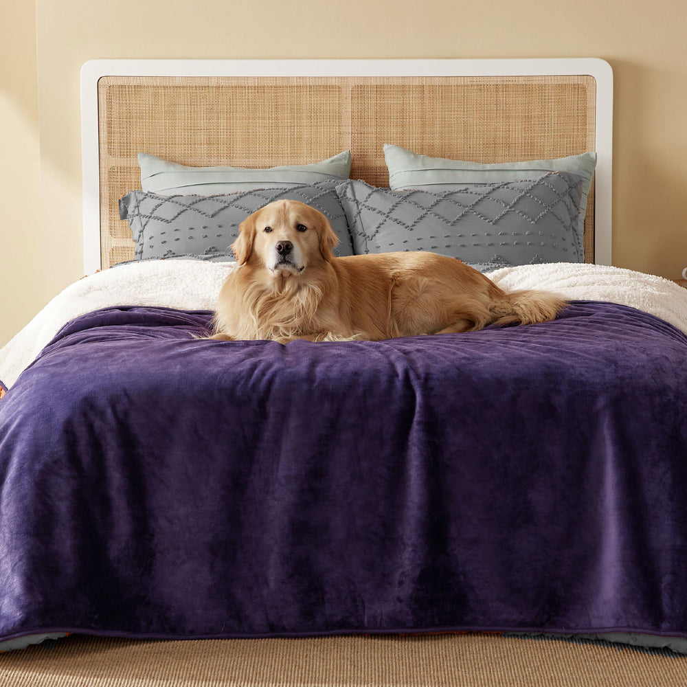 Bedsure manta impermeable para cama con sherpa berenjena protege muebles y brinda comodidad.