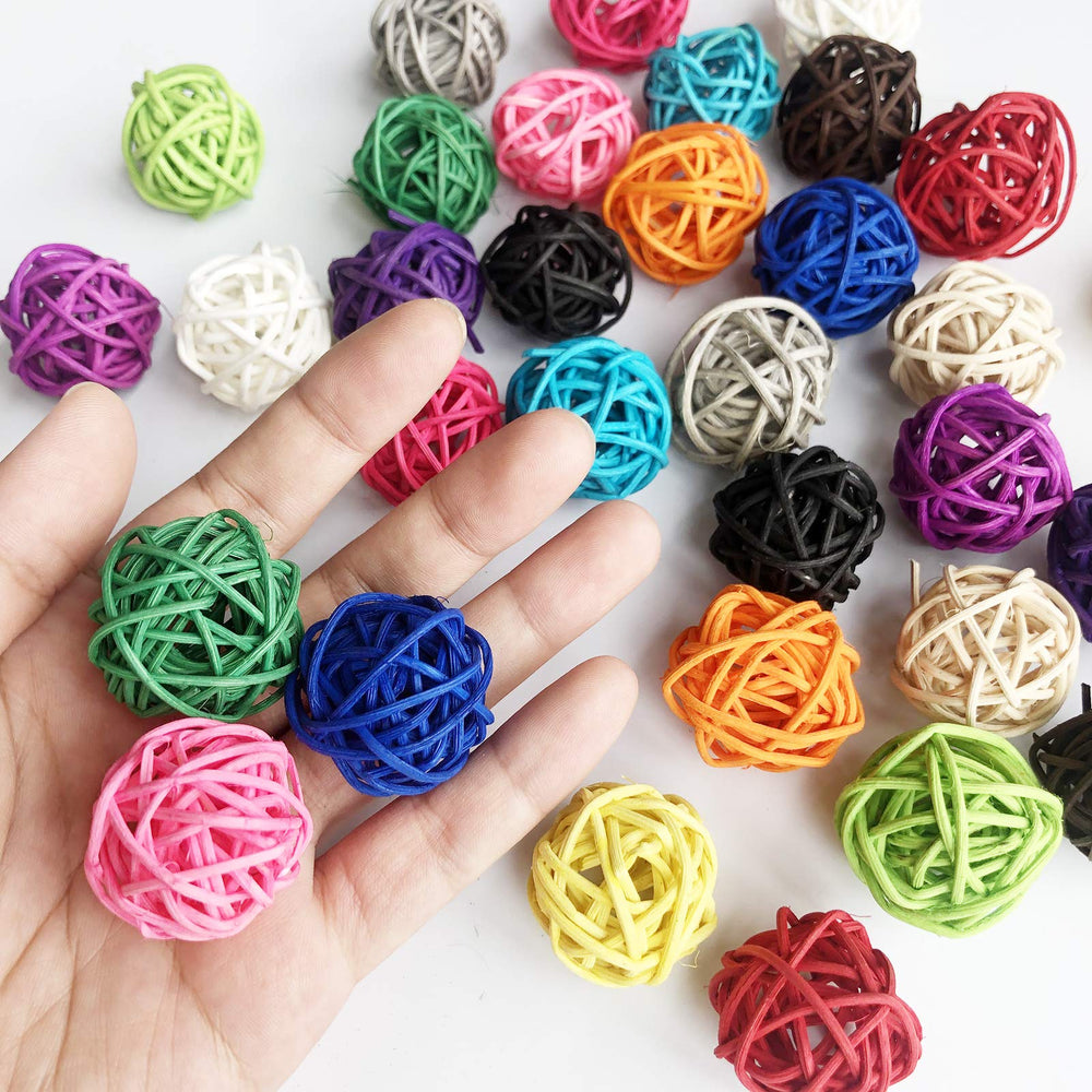 Bolas Benvo de rattan en colores brillantes para aves curiosas.