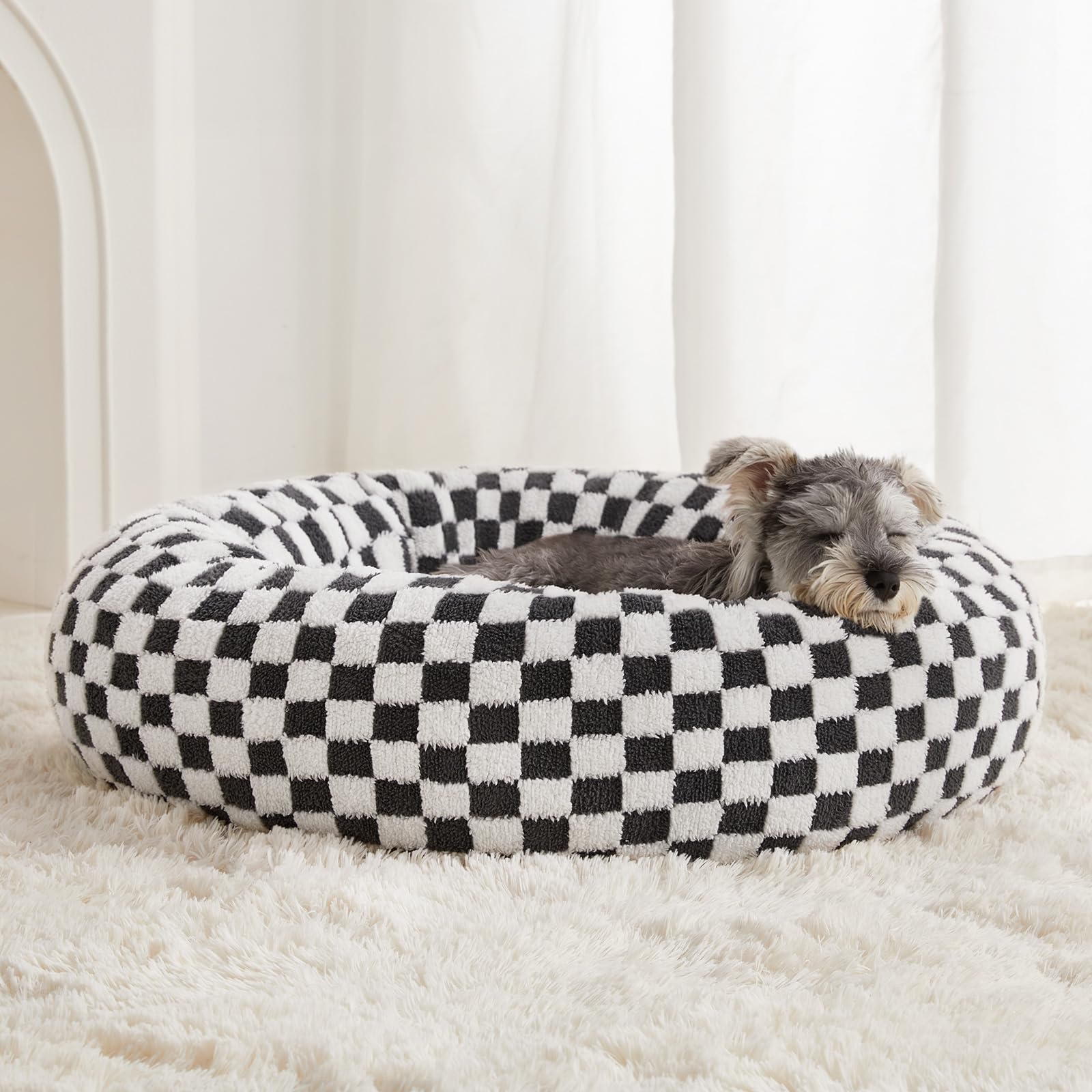 Cama donut BFPETHOME para perros medianos, ofrece soporte cómodo.