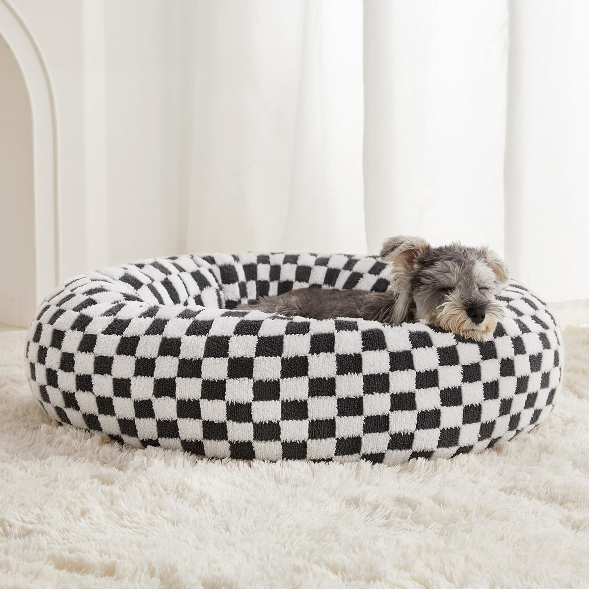 Cama donut BFPETHOME para perros medianos, ofrece soporte cómodo.