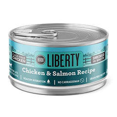 Gato saboreando la lata bixbi liberty atún-pollo, textura jugosa.