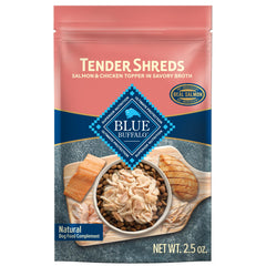 Blue Buffalo Tender Shreds bolsita con salmón y pollo para realzar la comida seca