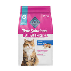 Blue Buffalo True Solutions Hairball Control frente de la bolsa, pollo real como primer ingrediente para pelaje saludable.