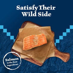 Etiqueta de Blue Buffalo Wilderness destaca salmón real sin cereales para gatos.