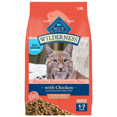 Blue Buffalo Wilderness con pollo real como ingrediente principal para gatos adultos.