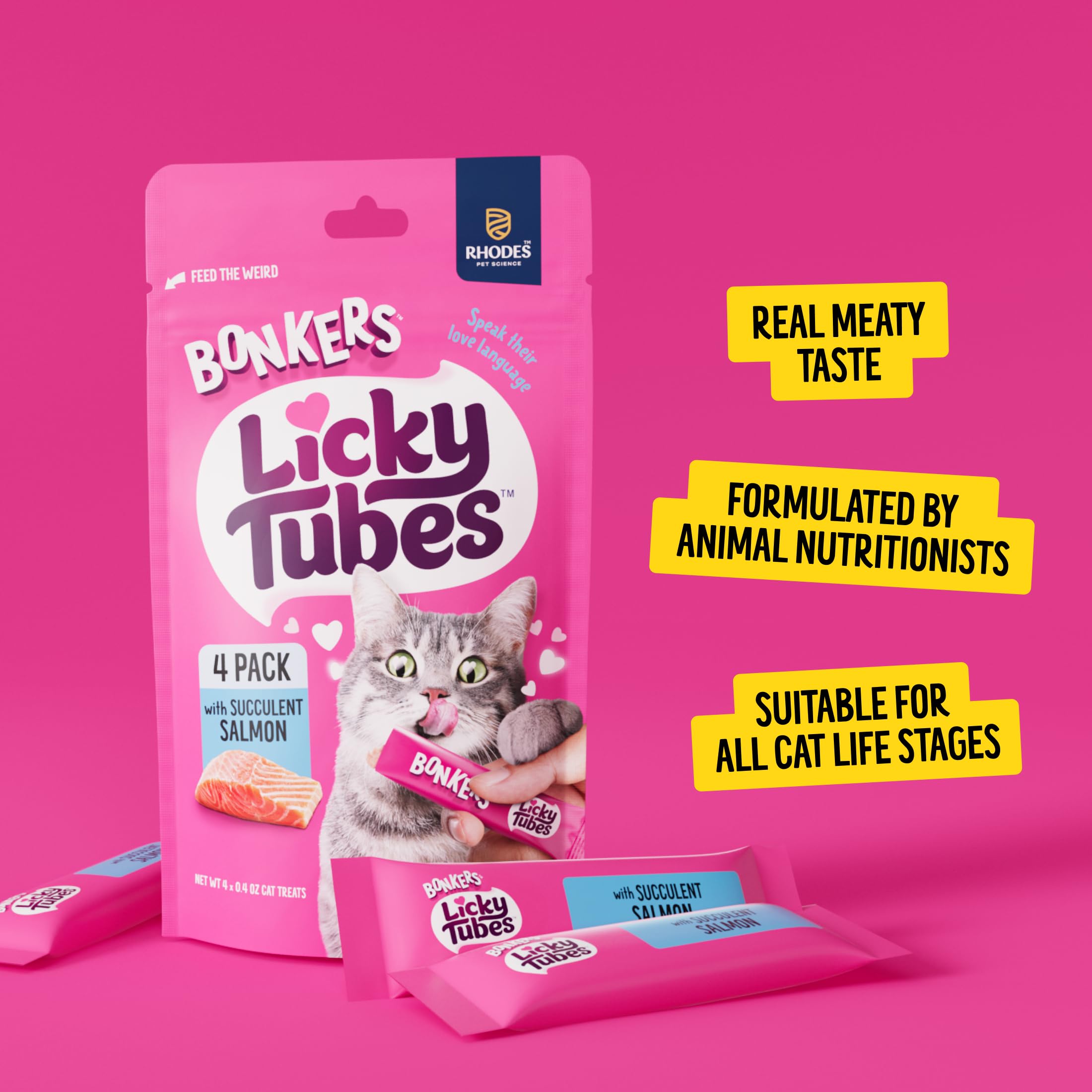 Manos sostienen un tubo Bonkers Licky Tubes, snack sabroso para felinos.