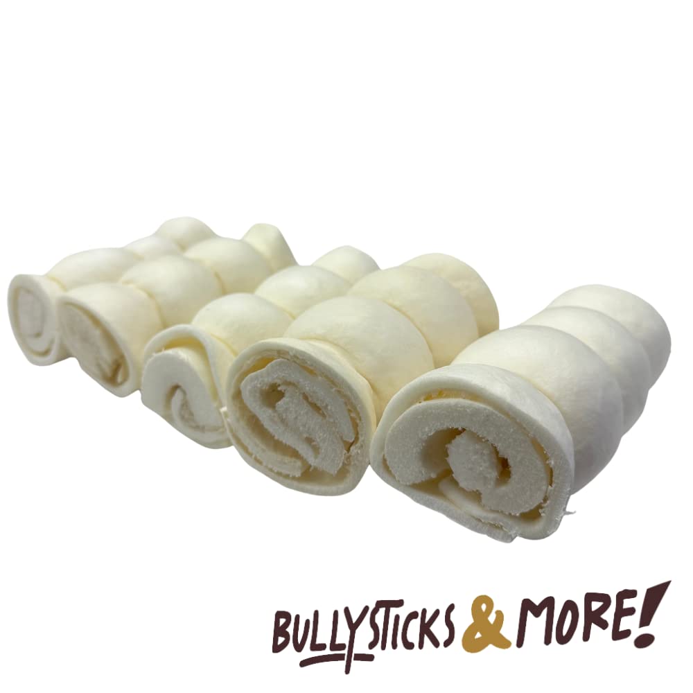 Perro masticando rollo de res de BULLYSTICKS & MORE para masticación segura.