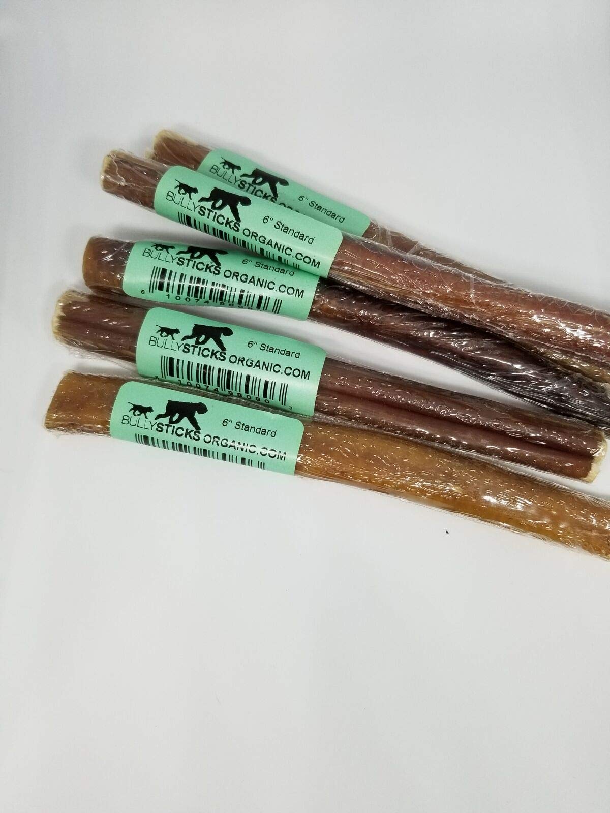 Bullysticks Organic Standard sobre plato, ideal para servir snacks saludables