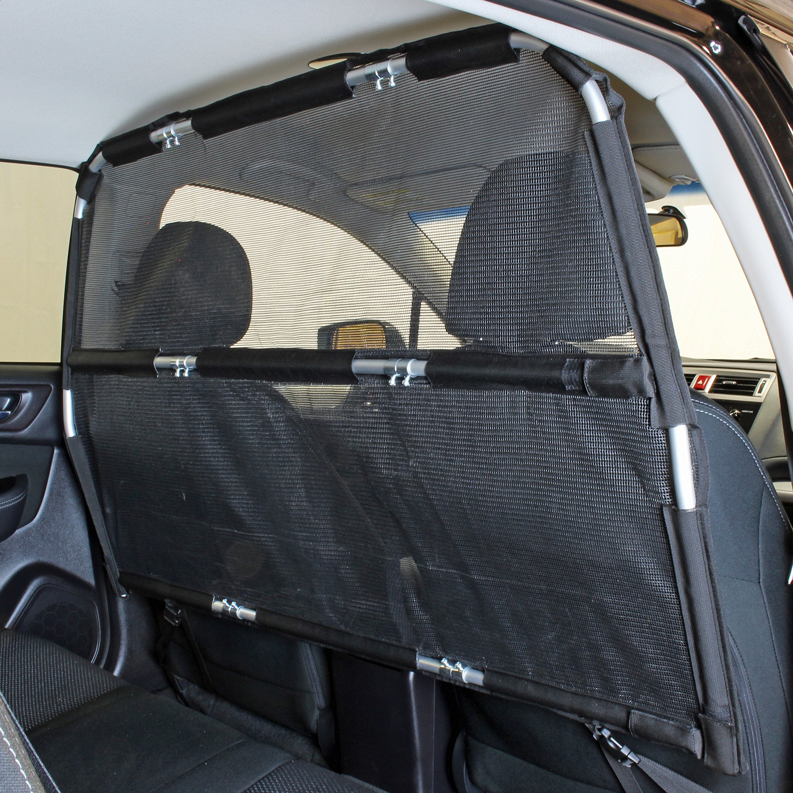 Bushwhacker Deluxe: barrera de perro para coche trasero mantiene al animal seguro.