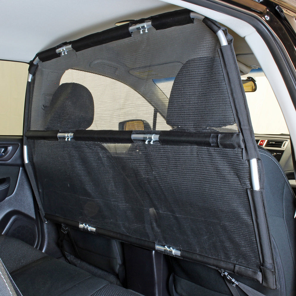 Bushwhacker Deluxe: barrera de perro para coche trasero mantiene al animal seguro.