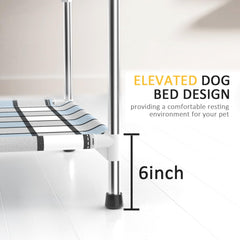 Caghash cama elevada junto a la ventana para momentos de juego y descanso.