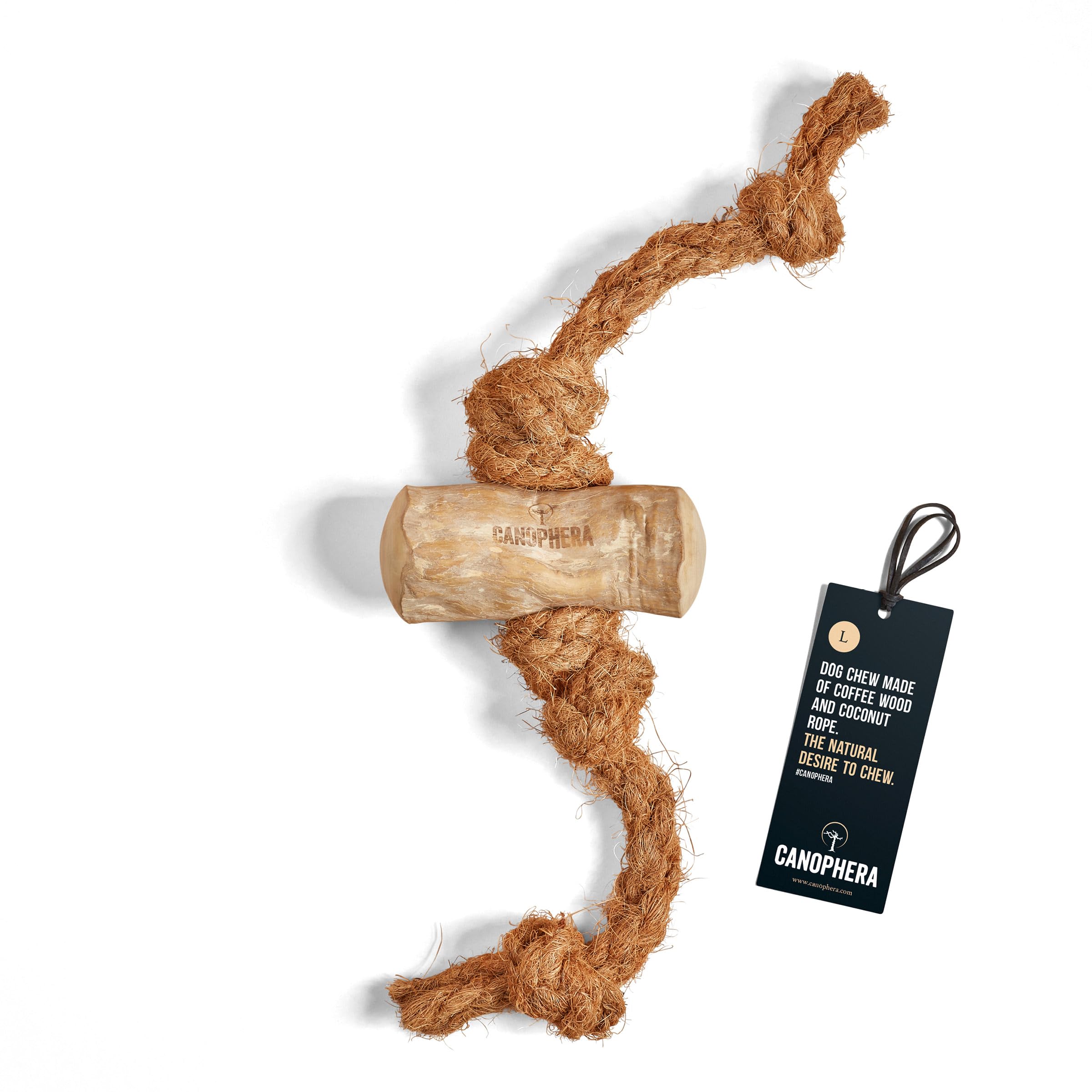 Canophera: perro masticando madera de café para entretenerse y apoyar la higiene dental.