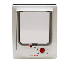 Cat Mate gatera 4 vías con cierre magnético para controlar entradas y salidas.