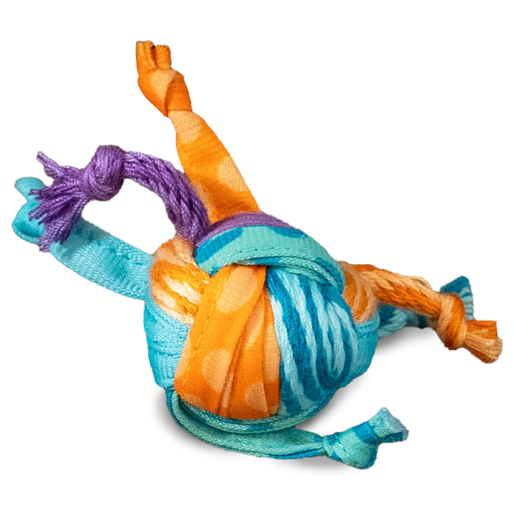 Catstages bola-de-juego con hierba gatera para estimular juego y exploración.