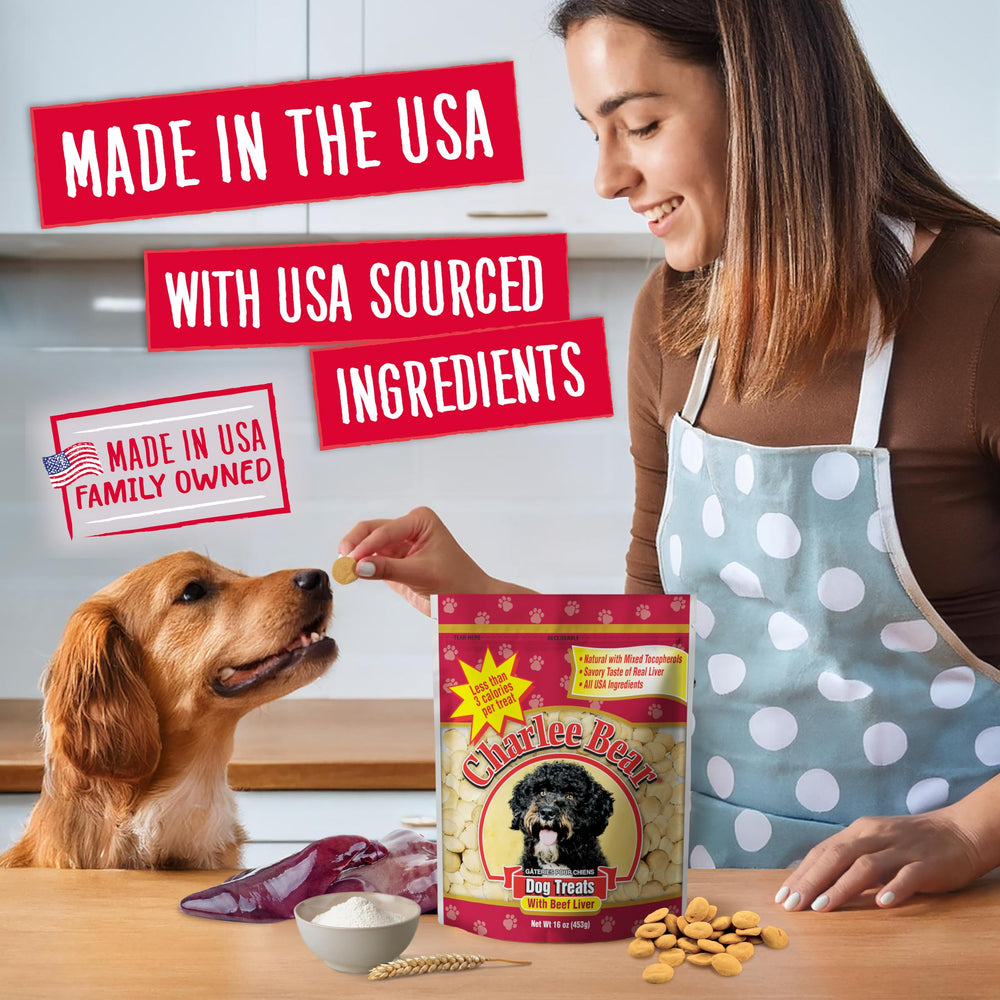 Perro come Charlee Bear, recompensa sabrosa para reforzar obediencia.