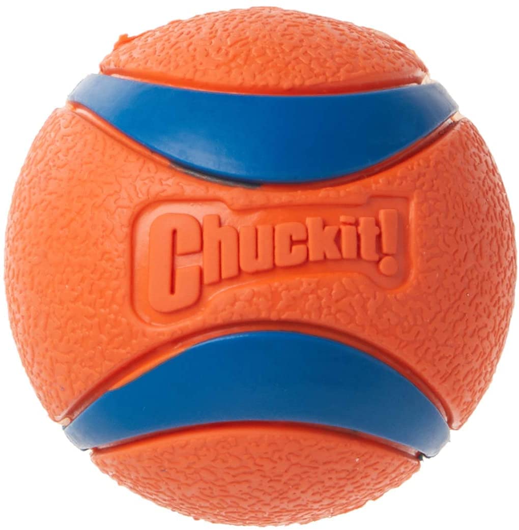 Pelota Chuckit Ultra XL en acción, rebote alto para juegos de búsqueda.