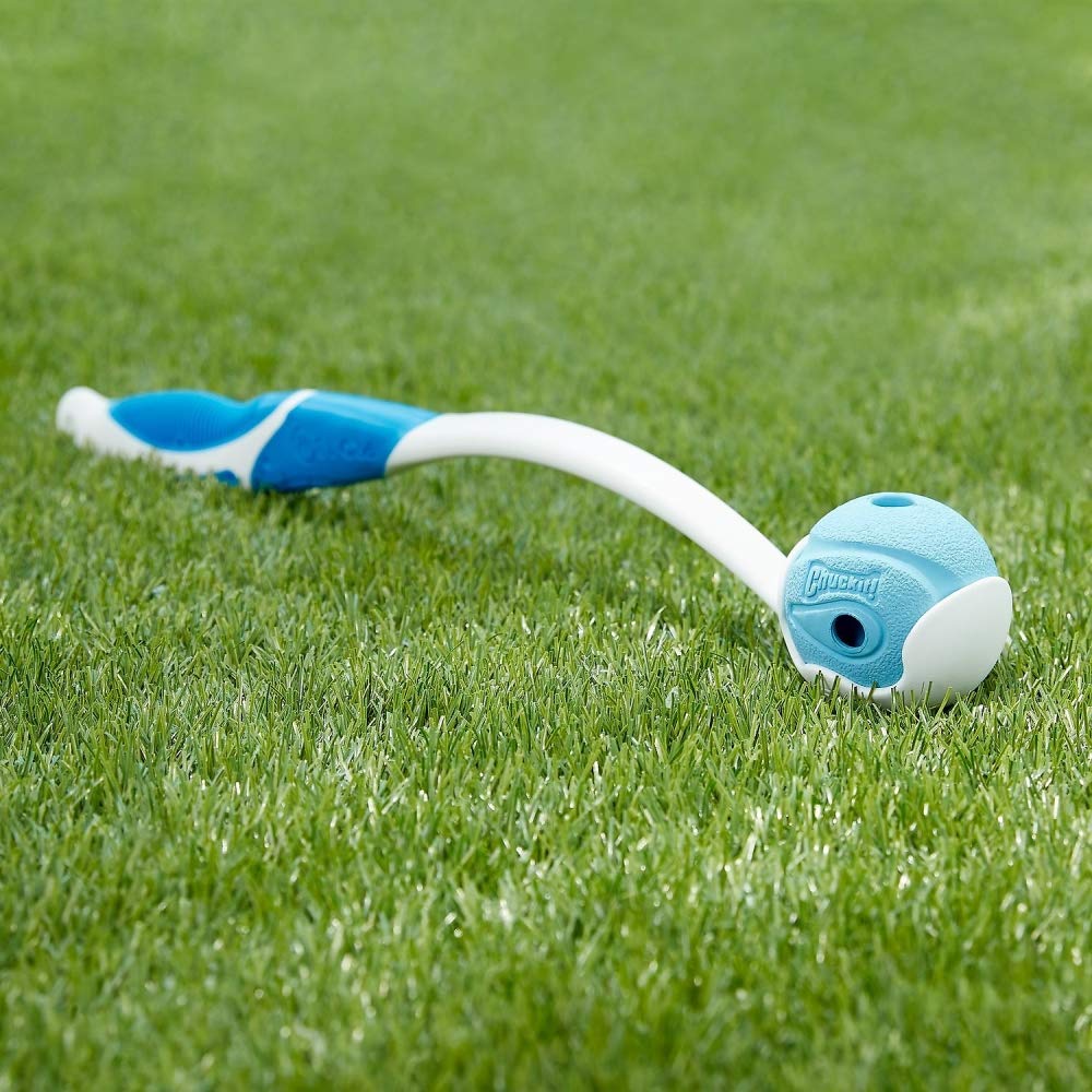 Bola Chuckit! Whistler con cuatro huecos para silbido.