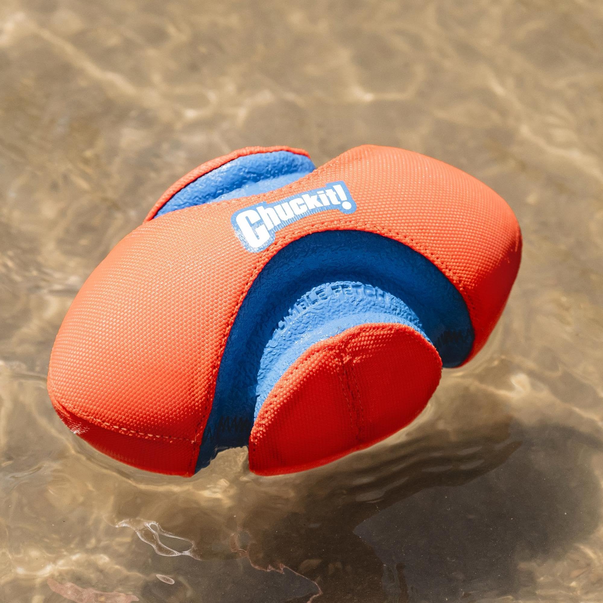 Chuckit! Fumble Fetch colores brillantes para localizarlo rápidamente.