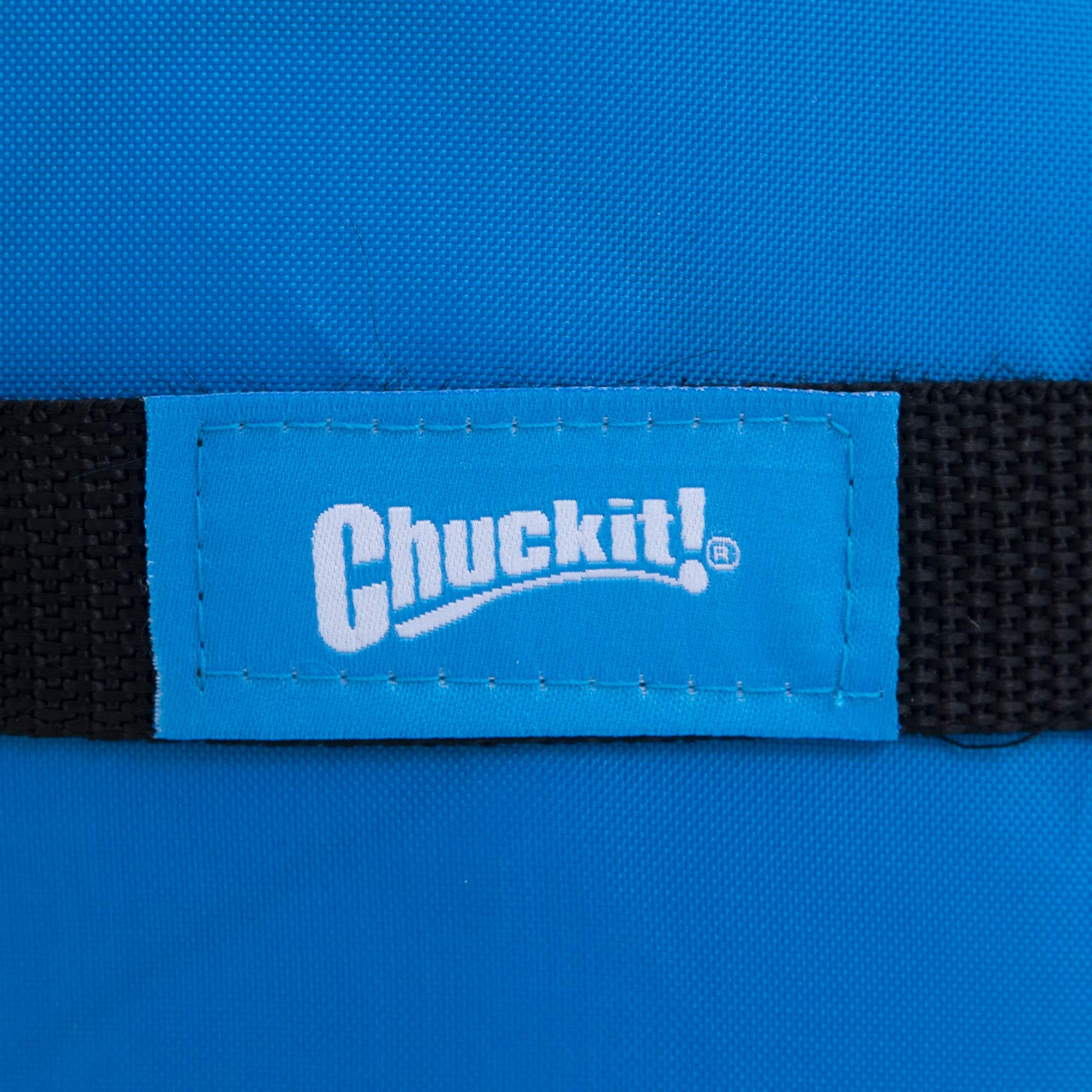 Chuckit! Outdoor Travel Pillow instalada en coche, ideal para viajes.