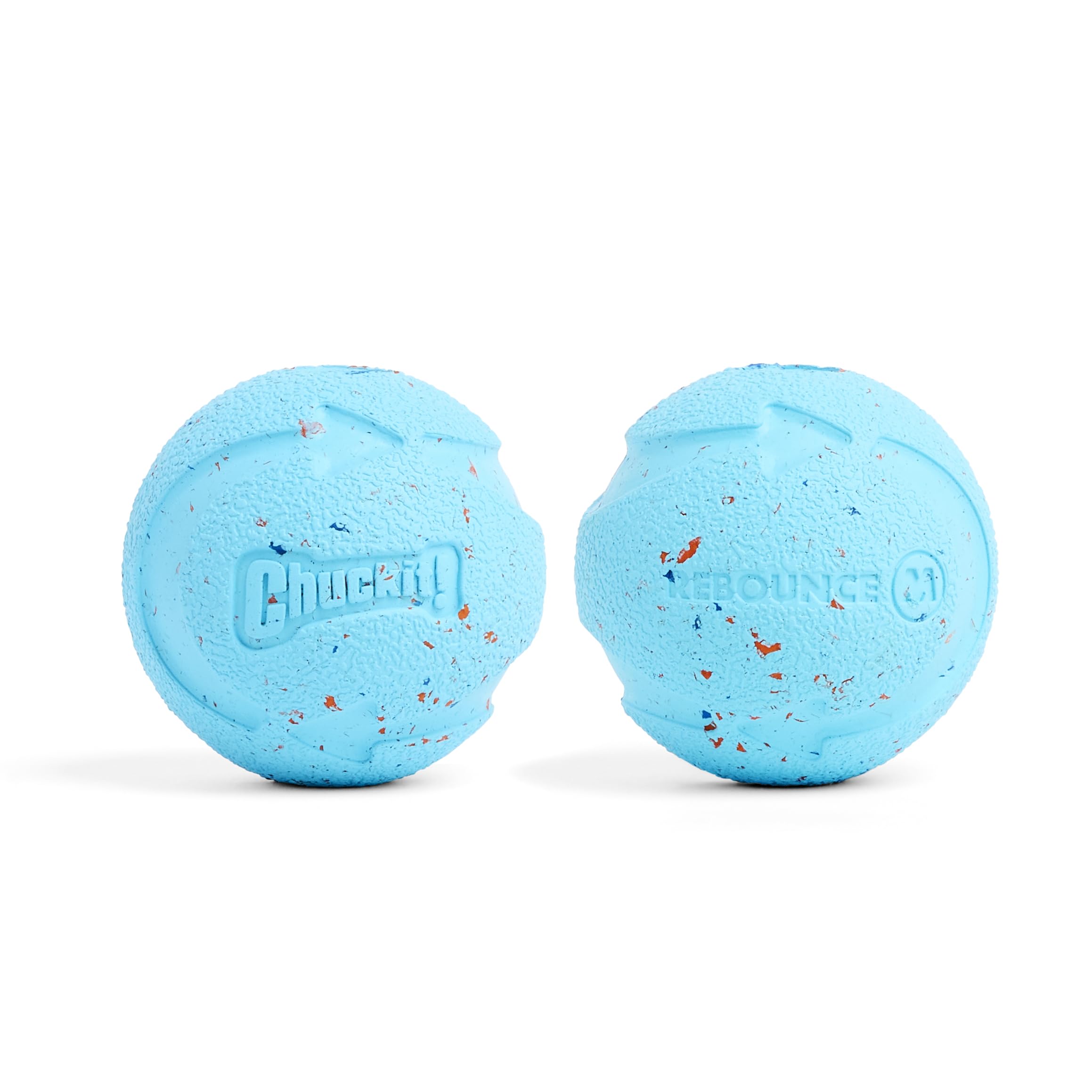 Chuckit Rebounce Ball azul en acción, alto rebote para juego activo al aire libre.