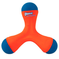 Chuckit! Tri-Bumper tumbando extremos para juego dinámico al aire libre.