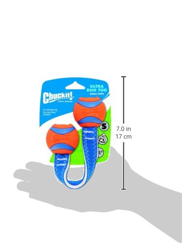Chuckit! Ultra Duo Tug, cordón duradero que conecta dos pelotas para interacción entre perros.