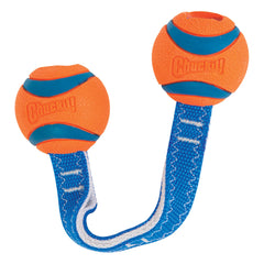 Chuckit! Ultra Duo Tug muestra pelotas azules y naranjas, fácil de ver en el césped.