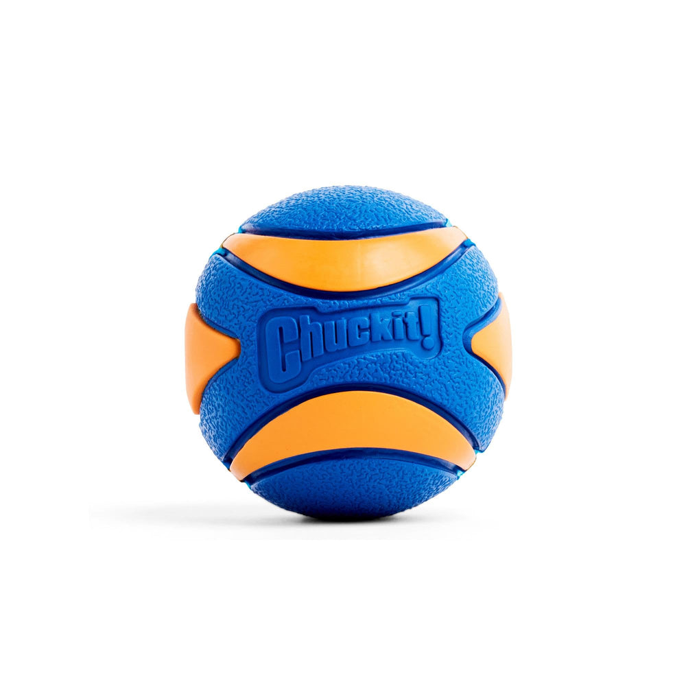 Chuckit Ultra Squeaker Ball pequeña de 2 pulgadas en juego, ideal para paseo y ejercicio.