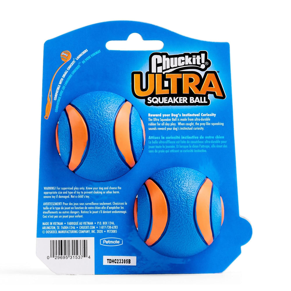 Pelota Chuckit Ultra Squeaker de goma resistente, colores naranja-azul para mejor visibilidad.